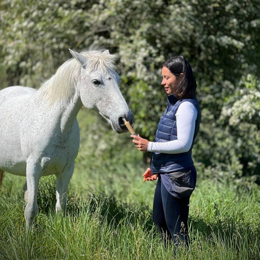 Alexandra en train de nourrir son cheval Vahiné