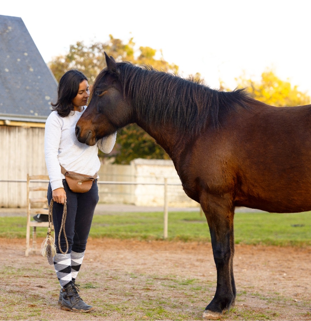 Alexandra avec un cheval lors de son accompagnement
